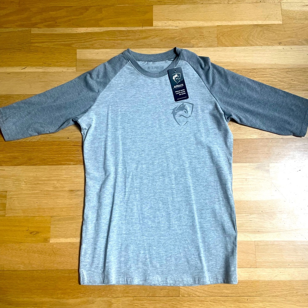 Alphalete 3/4 sleeve performance shirt size medium never worn new with tags